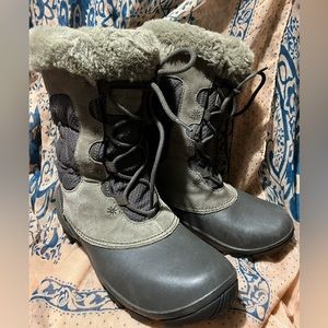 Columbia Woman’s Winter Boots  Size 8.5